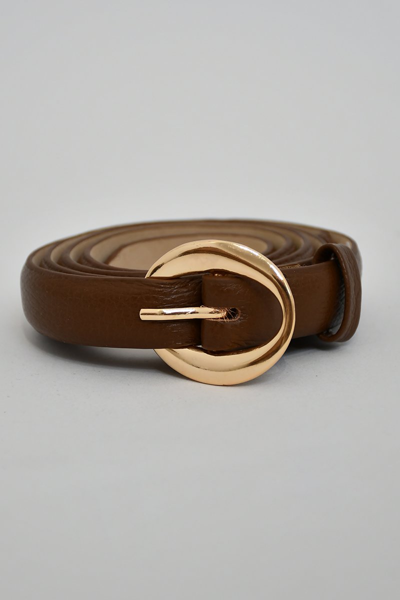 cinto de couro estreito fivela metal dourado marrom cafe